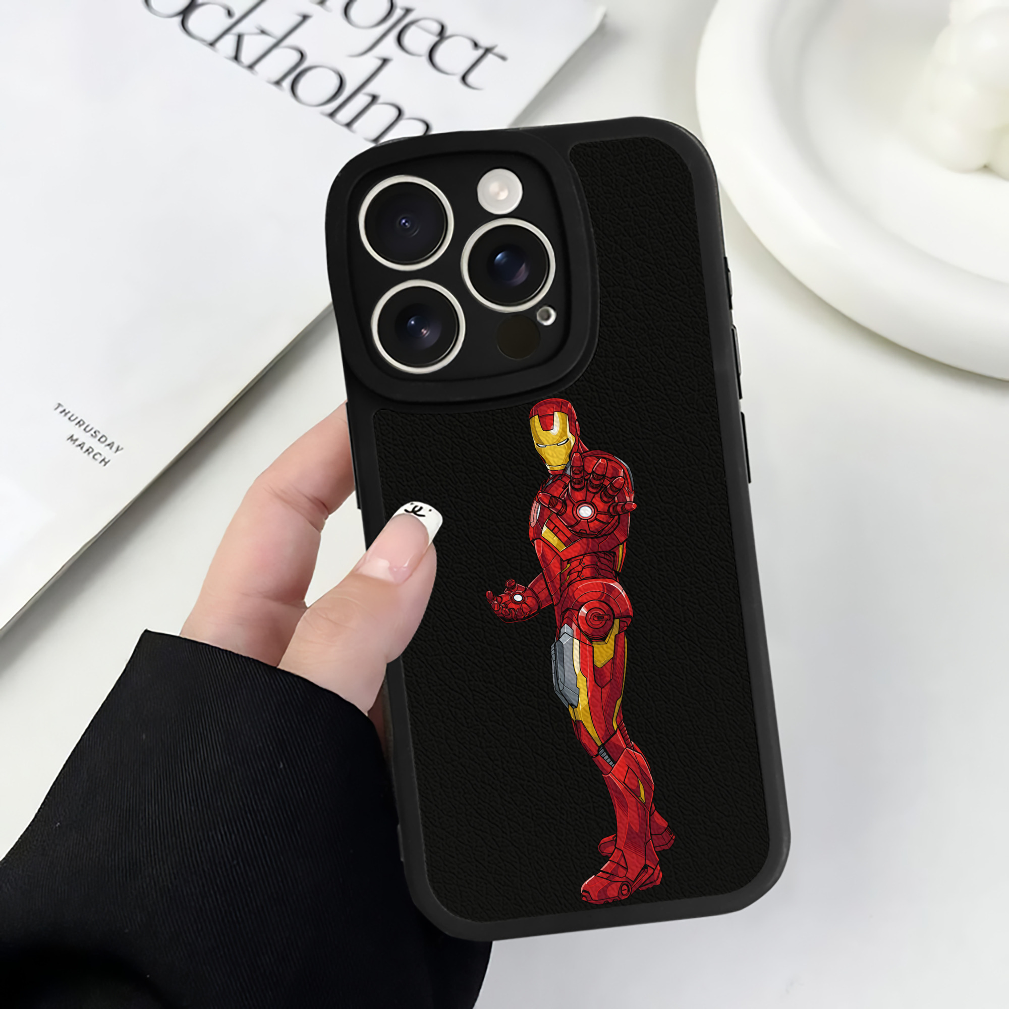 （画像用） アベンジャーズ The Avengers 【iPhone 16シリーズ対応】シリコンスマホケース（レザー調） 材質：シリコン